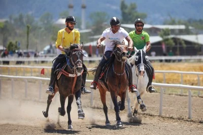 Bursa&rsquo;da Rahvan At Yarışları nefes kesti