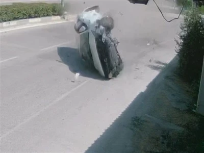 Bursa'da ref&uuml;je &ccedil;arpan otomobil taklalar attı