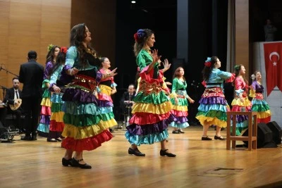 Bursa'da Roman vatandaşlar g&ouml;n&uuml;llerince eğlendi 