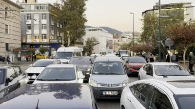 Bursa'da sabah namazı yoğunluğu: Trafik tek şeride d&uuml;şt&uuml;