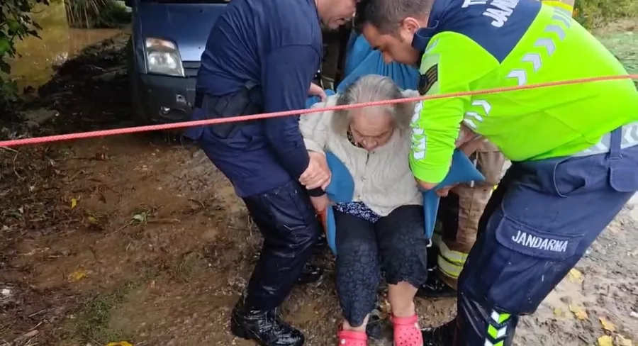 Bursa&rsquo;da sağanak; dere taştı, mahsur kalanlar kurtarıldı