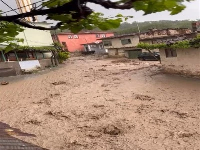 Bursa'da sağanak yağış sele d&ouml;n&uuml;şt&uuml;
