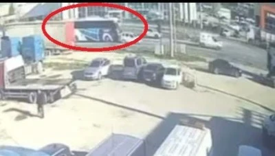 Bursa'da şehirlerarası yolcu otob&uuml;s&uuml; otomobili metrelerce s&uuml;r&uuml;kledi