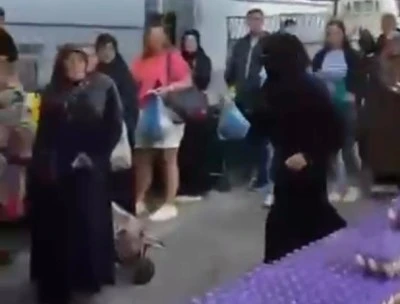 Bursa'da semt pazarında hırsızlık yapan pe&ccedil;eli hırsızlar fark edilince bu şekilde ka&ccedil;tı