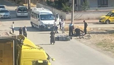 Bursa'da servis minib&uuml;s&uuml; ile &ccedil;arpışan motosikletin s&uuml;r&uuml;c&uuml;s&uuml; yaralandı