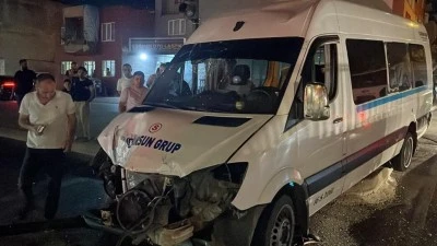 Bursa'da servis minib&uuml;s&uuml; ref&uuml;je &ccedil;ıktı: 1 yaralı