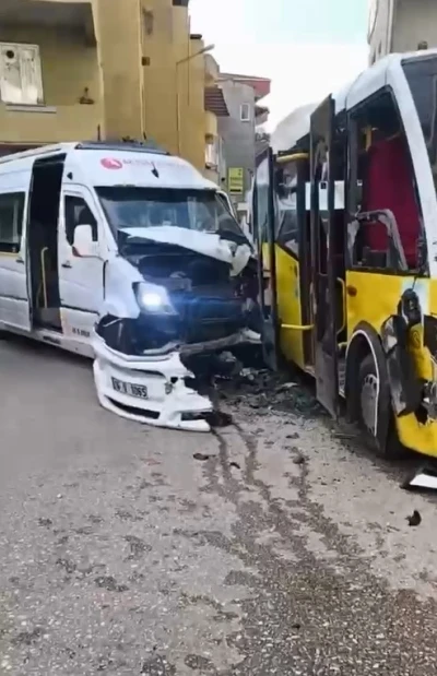 Bursa&rsquo;da servis minib&uuml;s&uuml;yle &ouml;zel halk otob&uuml;s&uuml; &ccedil;arpıştı; 5 yaralı