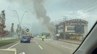 Bursa'da seyir halinde alev alan otomobile polisler m&uuml;dahale etti