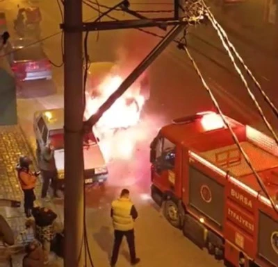 Bursa'da seyir halindeki otomobil k&uuml;le d&ouml;nd&uuml;