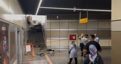 Bursa'da seyir halindeyken lastiği patladı metro istasyonunun i&ccedil;ine daldı