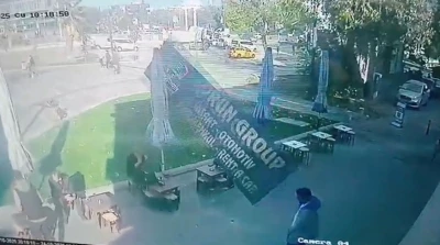 Bursa&rsquo;da şiddetli lodos tabelayı u&ccedil;urdu: Kafedeki 2 kişi tabelanın altında kalmaktan son anda kurtuldu