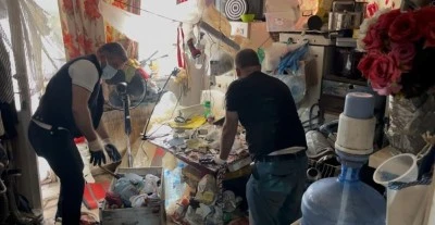 Bursa'da şikayet &uuml;zerine şikayet edilen evden 3 kamyon &ccedil;&ouml;p &ccedil;ıkarıldı