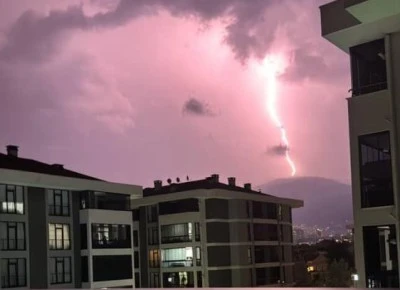  Bursa&rsquo;da şimşekler geceyi aydınlattı