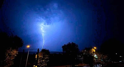 Bursa&rsquo;da şimşekler geceyi aydınlattı