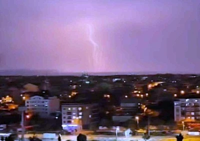 Bursa&rsquo;da şimşekler geceyi g&uuml;nd&uuml;ze &ccedil;evirdi