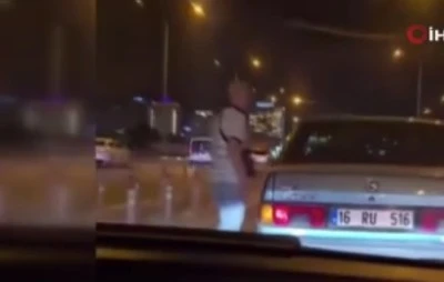 Bursa'da 'sinyal vermedi' diye kadın s&uuml;r&uuml;c&uuml;n&uuml;n &ouml;n&uuml;n&uuml; kesti