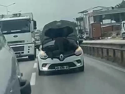 Bursa'da sıradışı g&ouml;r&uuml;nt&uuml;: Akan trafikte tamir