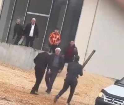 Bursa&rsquo;da &ccedil;ekici s&uuml;r&uuml;c&uuml;s&uuml; aracı esnafın &uuml;zerine s&uuml;rd&uuml;