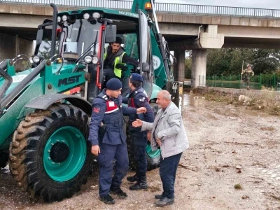 Bursa&rsquo;da su taşkınında mahsur kalan vatandaşı jandarma kurtardı