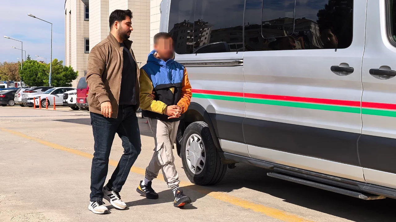 Bursa'da ş&uuml;pheli, polisi fark edince ka&ccedil;maya başladı