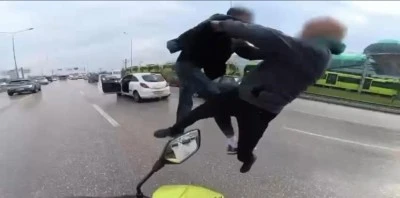 Bursa'da s&uuml;r&uuml;c&uuml;lerin u&ccedil;an tekmeli kavgası