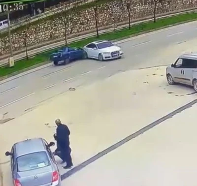 Bursa'da s&uuml;r&uuml;c&uuml;s&uuml;z ara&ccedil; kazaya sebep oldu