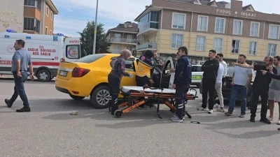 Bursa'da taksi ile otomobil &ccedil;arpıştı: 2 yaralı