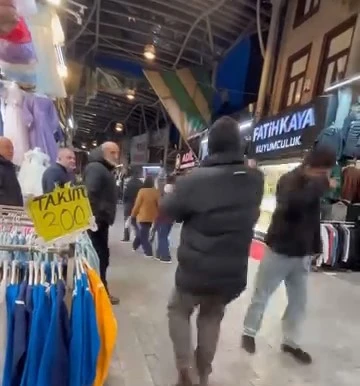 Bursa'da Tarihi Kapalı &Ccedil;arşı'nın &ccedil;atıları u&ccedil;tu