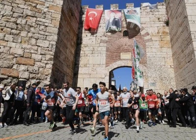 Bursa'da Tarihi Kent Koşusu i&ccedil;in nefesler tutuldu