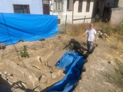 Bursa'da tarihi mezarın &uuml;zeri &ccedil;akıl taşlarıyla kapatılıp otopark g&ouml;r&uuml;n&uuml;m&uuml; verildi
