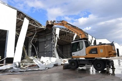 Bursa'da tarım arazisine ka&ccedil;ak yapılan depolar yıkıldı