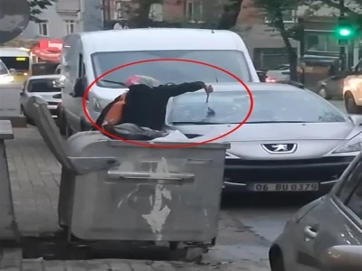 Bursa'da tartıştığı kocasının otomobiline &ccedil;eki&ccedil;le zarar verdi