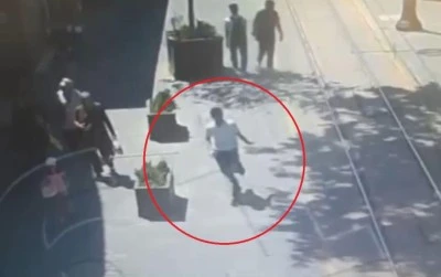 Bursa'da telefon hırsızı ile polis arasındaki kovalamaca kameralara bu şekilde yansıdı