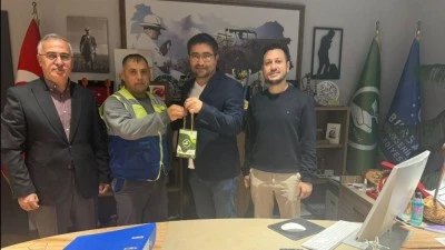 Bursa'da temizlik g&ouml;revlisi altın dolu &ccedil;anta buldu 