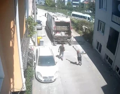 Bursa'da temizlik iş&ccedil;ileri &ccedil;ocuklar gibi eğlendi