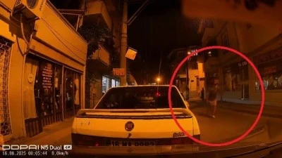 Bursa'da ters y&ouml;ne girdi ara&ccedil;lara &ccedil;arptı, yaya olarak ka&ccedil;tı