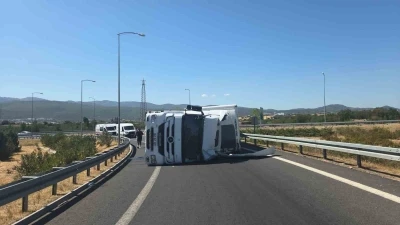 Bursa&rsquo;da tır devrildi; otoyol kavşağı kapandı