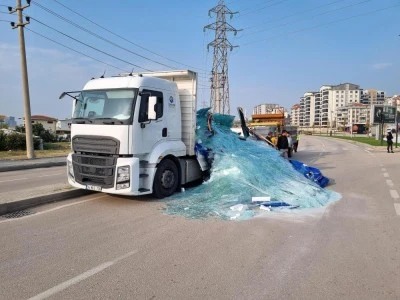Bursa'da tonlarca ağırlıktaki cam yola sa&ccedil;ıldı