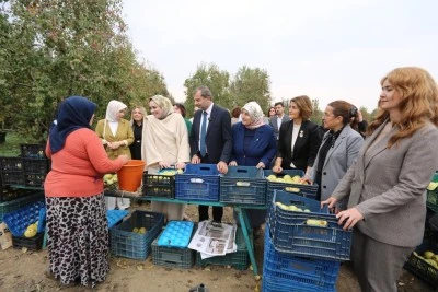 Bursa'da topuklu iş kadınları ile şalvarlı k&ouml;yl&uuml; kadınları aynı tarlada