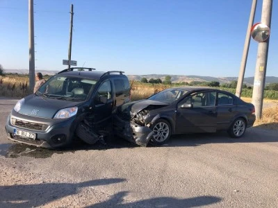 Bursa'da trafik kazası: 1'i &ccedil;ocuk 2 kişi yaralandı