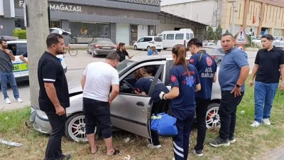 Bursa'da trafik kazası: S&uuml;r&uuml;c&uuml; ara&ccedil; i&ccedil;inde sıkıştı