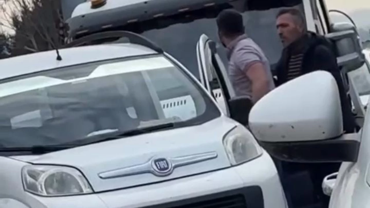 Bursa'da ara&ccedil;tan inen s&uuml;r&uuml;c&uuml; kamyonete saldırdı!