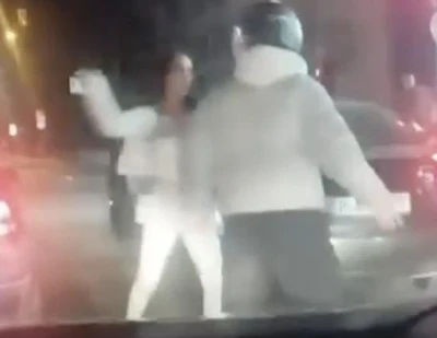Bursa&rsquo;da trafikte motosikletliye kadın s&uuml;r&uuml;c&uuml;den tekme ve tokatlı saldırı