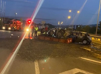  Bursa'da trakt&ouml;re &ccedil;arpıp yanan otomobildeki anne-kız yaralandı