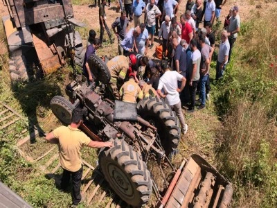 Bursa'da trakt&ouml;r&uuml;yle dere yatağına u&ccedil;an &ccedil;ift&ccedil;i ağır yaralandı