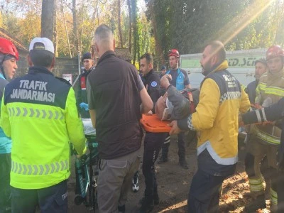 Bursa'da trakt&ouml;r&uuml;yle dere yatağına yuvarlandı