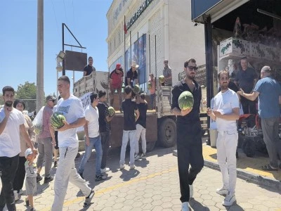 Bursa'da &uuml;cretsiz dağıtılan bir kamyon karpuz, 20 dakikada t&uuml;kendi