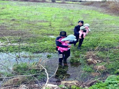 Bursa Uluabat G&ouml;l&uuml;'nde mahsur kalan 1 kadın ve 2 &ccedil;ocuk kurtarıldı