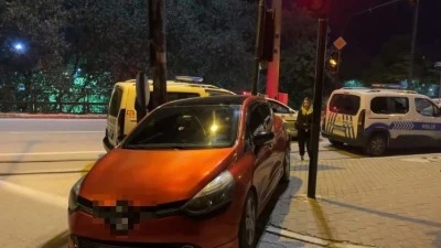 Bursa'da uygulama yapan polislerden ka&ccedil;maya &ccedil;alıştı...