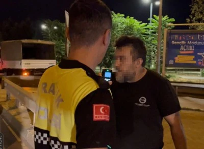 Bursa'da uyuşturucu dolu poşetle polisten ka&ccedil;maya &ccedil;alıştı